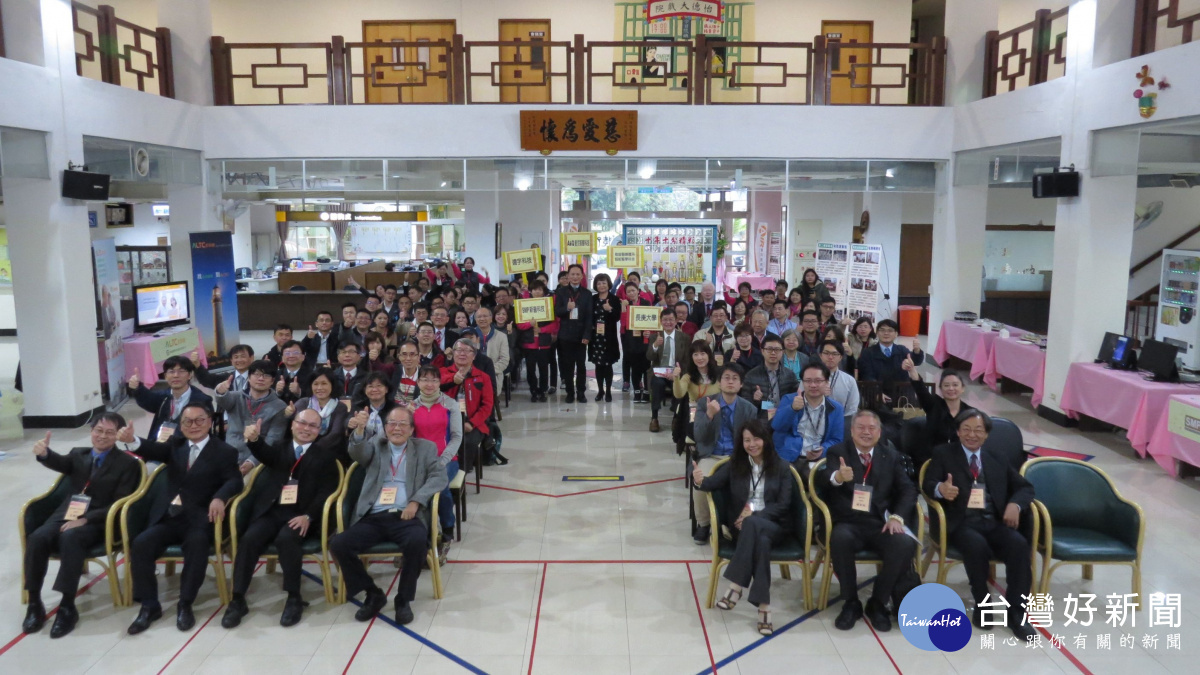 龍潭區怡德老人長照中心7舉辦「智慧衣長照服務」成果發表。