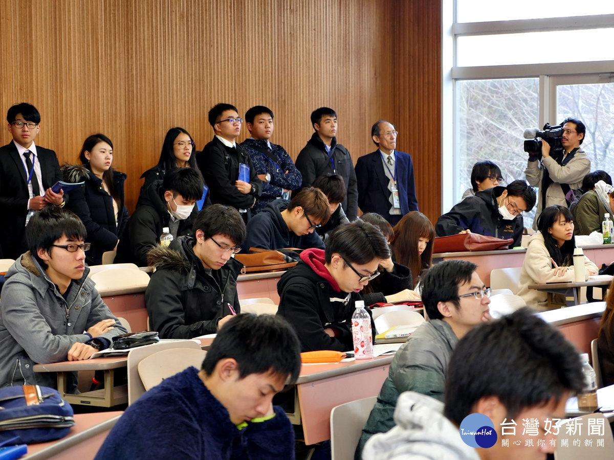 開大學生受邀至通識課堂旁聽及觀摩,當地媒體採訪報導