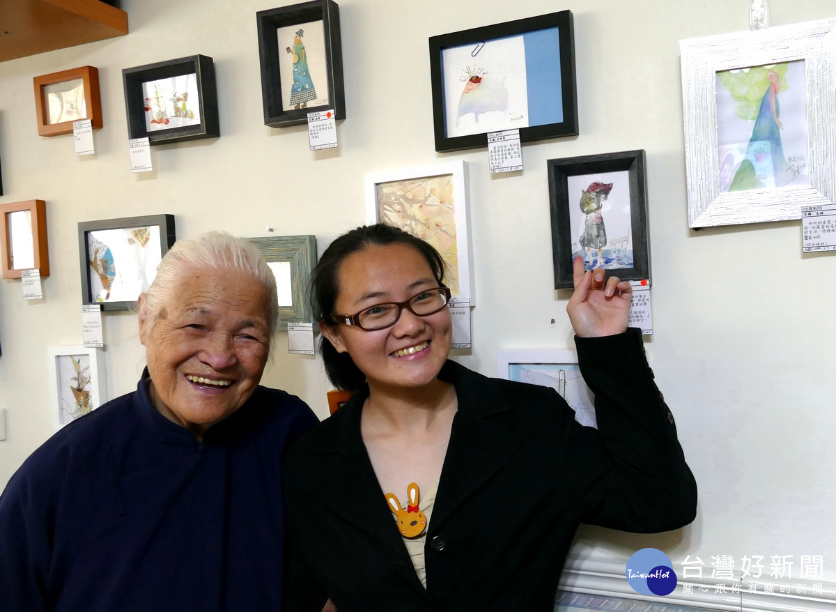 921大地震失去雙親及一條腿的樂觀女孩劉家汶(右)，亦提供作品及明信片作為義賣商品。