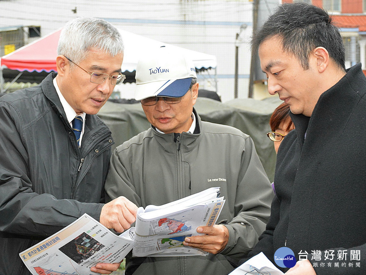 桃園市政府秘書長李憲明視察鄧雨賢紀念公園預定地並聽取簡報。
