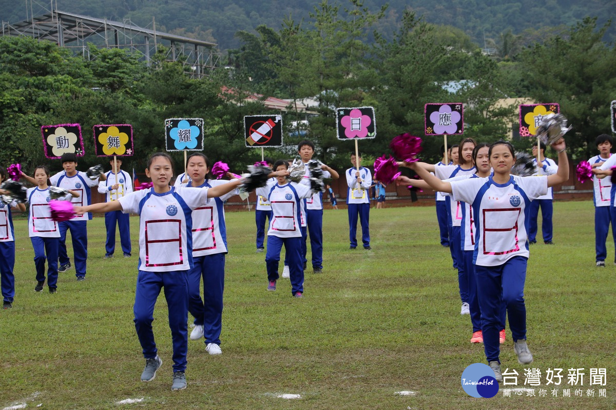 日二忠班表演啦啦舞，他們是學校啦啦隊比賽的冠軍隊伍，魅力四射，展現團隊合作的精神。