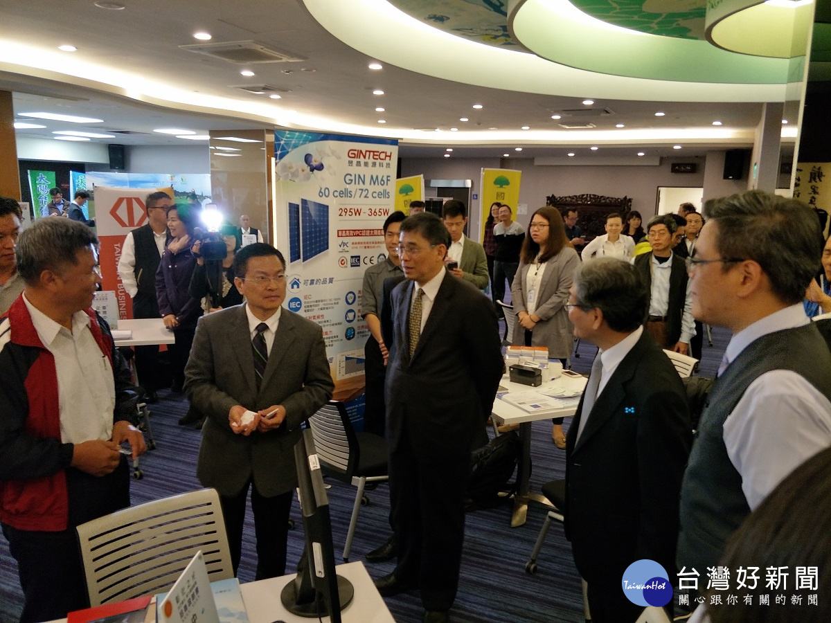 彰化縣長魏明谷與能源局副局長李君禮,於能源論壇會場外與廠商進行交流。圖/記者鄧富珍攝