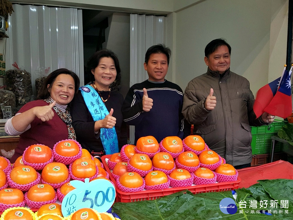 楊麗環抵達復興區時，受到民眾熱烈歡迎，原住民朋友還送上甜柿慰勞同行的志工，場面熱鬧