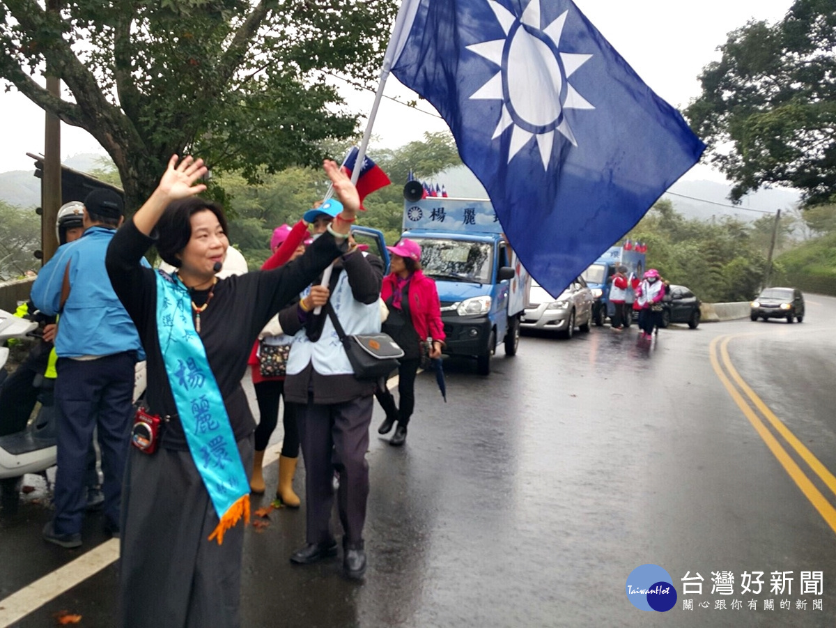 楊麗環為了爭取黨內提名，自11月20日宣布參選以來已行腳過桃園市的10個行政區，抵達復興區時，受到民眾熱烈歡迎