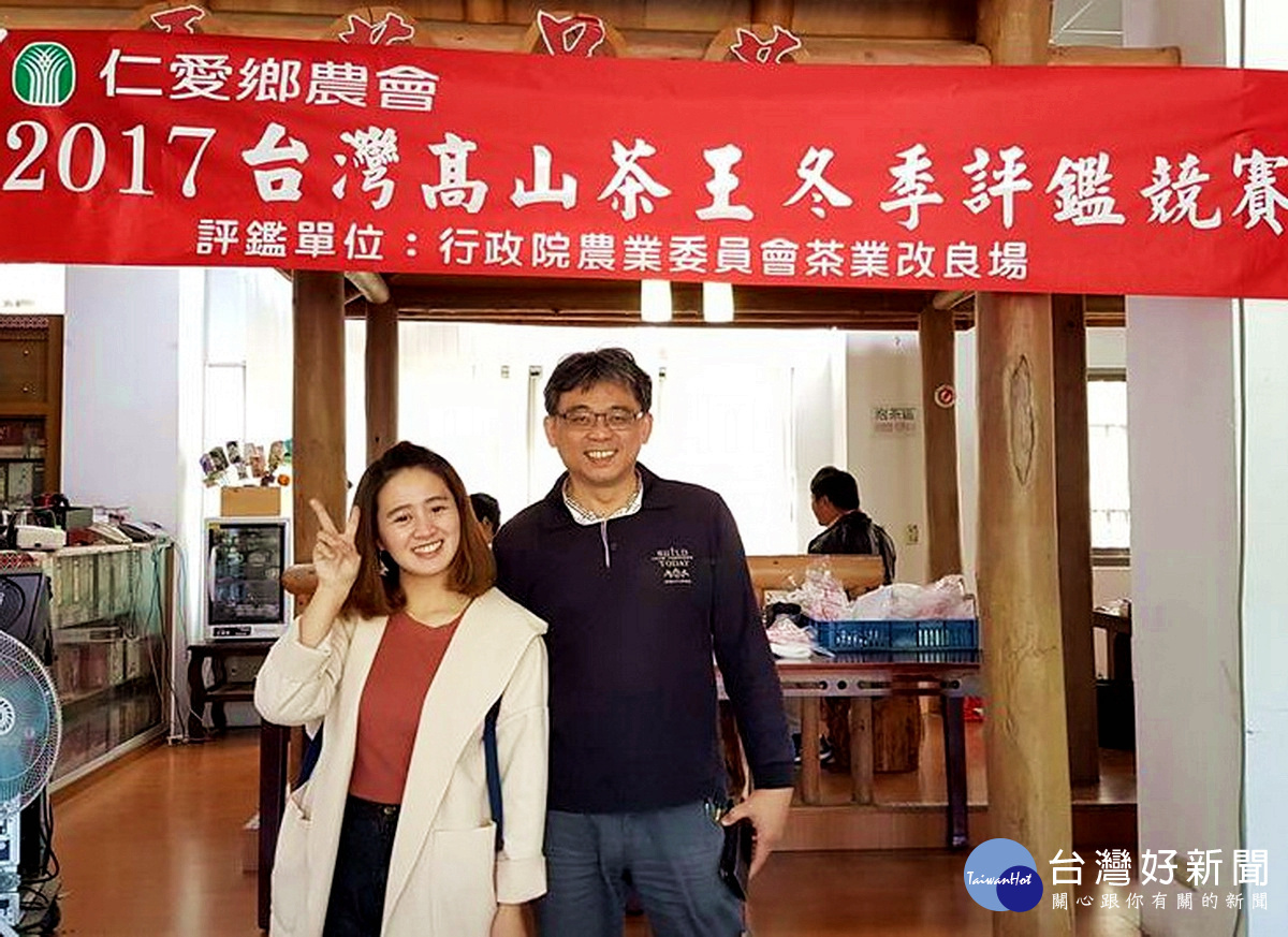 返鄉青年 姑姆鄔民(左)遴選為「 百大青農」提升原鄉青農們的自信。