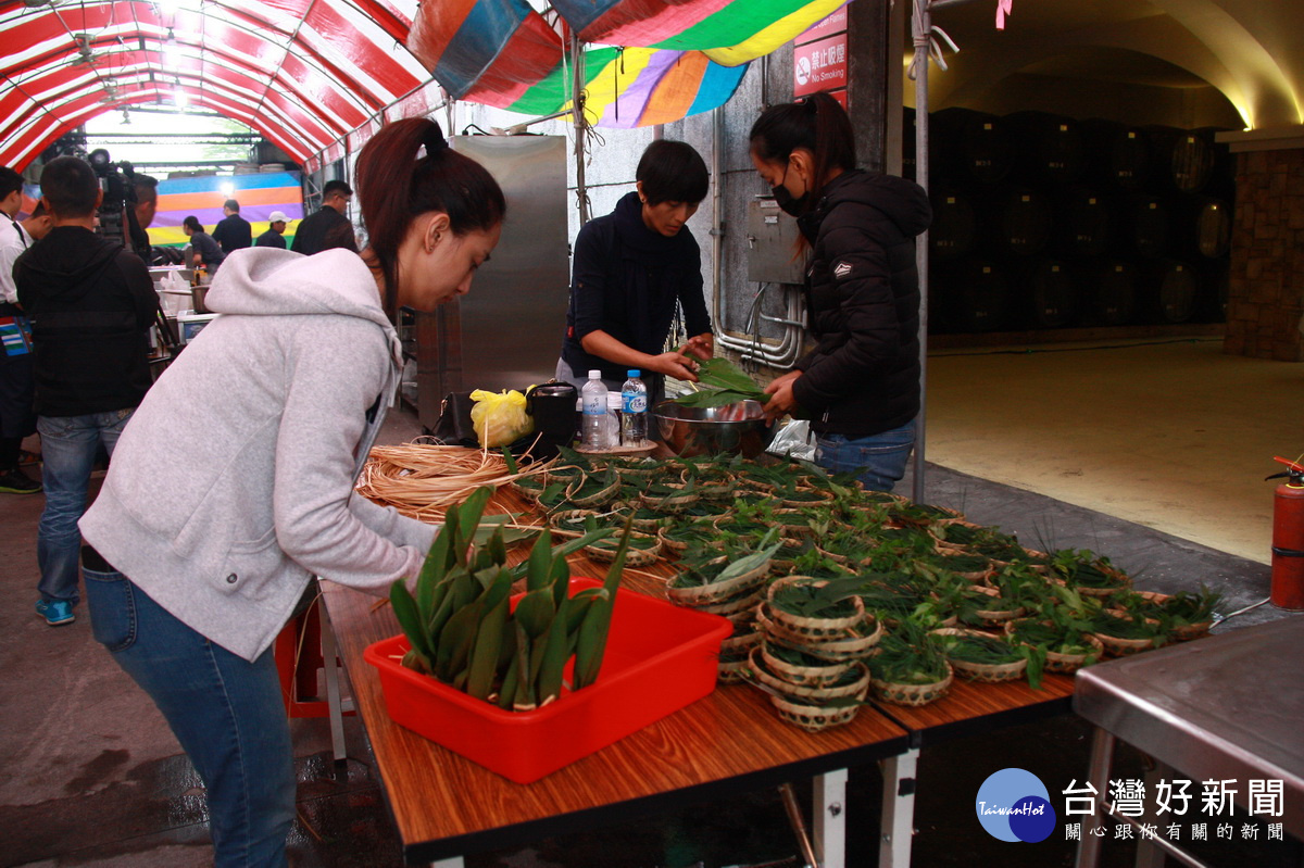 各餐廳工作人員前置作業非常繁瑣。（記者扶小萍攝）