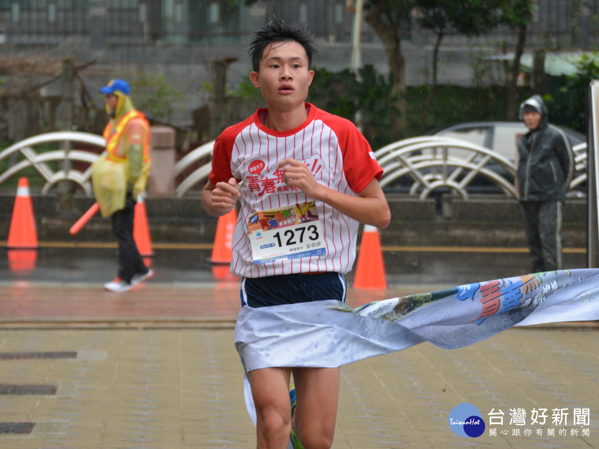 楊梅高中彭奕評同學勇冠群倫,以39分02秒的絕佳成績率先衝回終點。