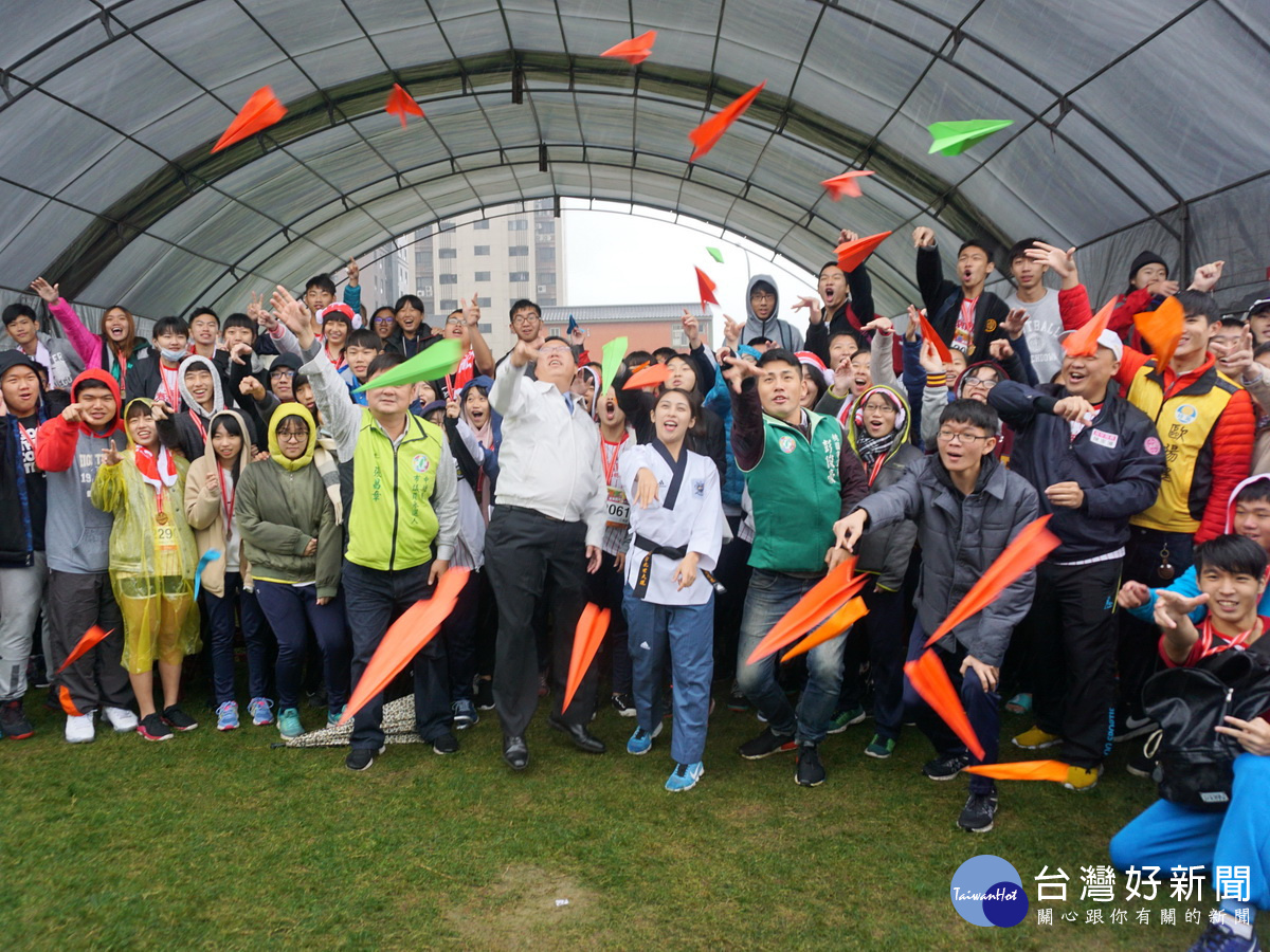 桃園市長鄭文燦偕同與會貴賓和年輕學子們一起投擲紙飛機，完成「轉大人」儀式。