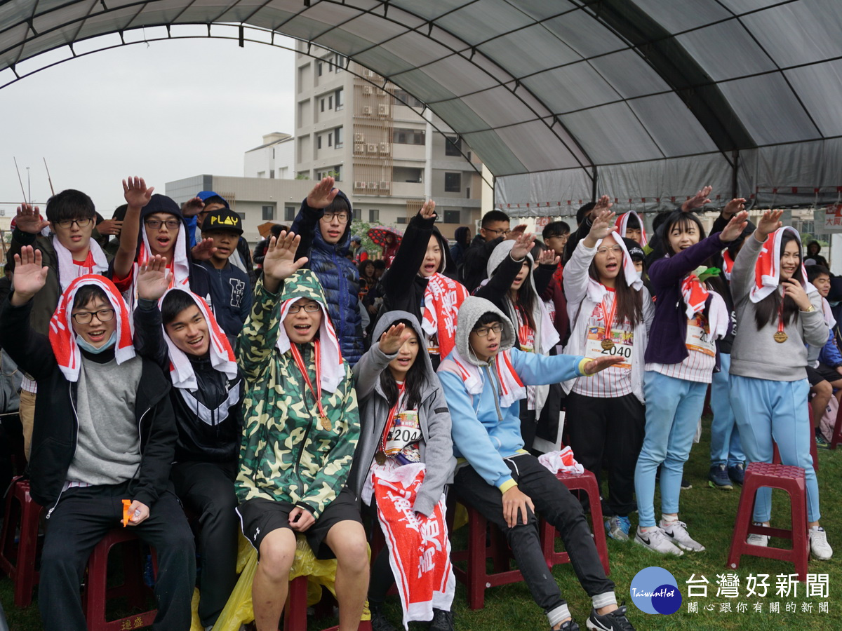 參加成年禮的學生們高舉右手,在桃園市長鄭文燦的帶領下一起宣讀成長誓言。