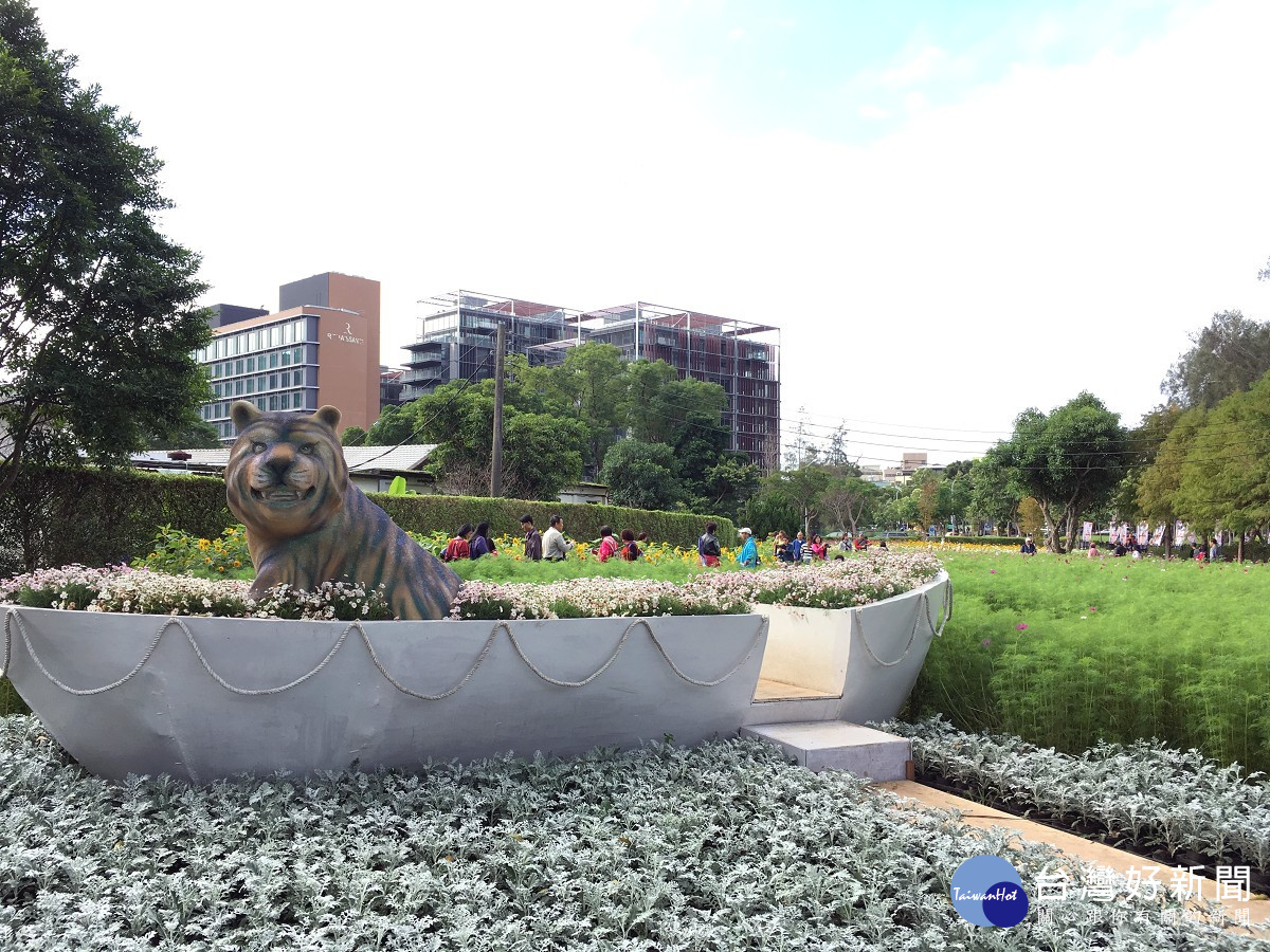 許多民眾熱情地進入電影場景中體驗美麗花海（圖／公園處提供）