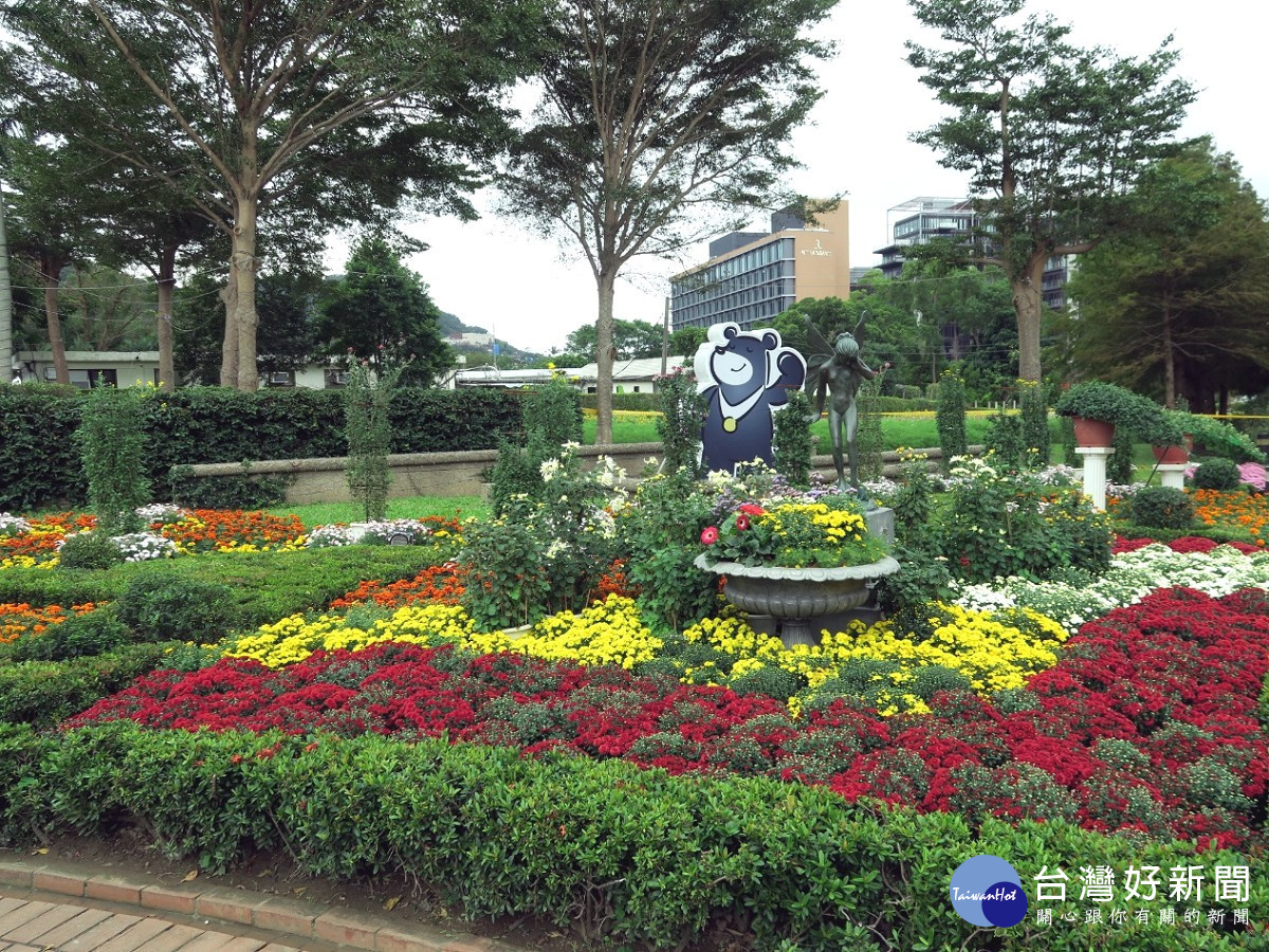 菊展入口花團錦簇，展現各種菊花的多采多姿（圖／公園處提供）