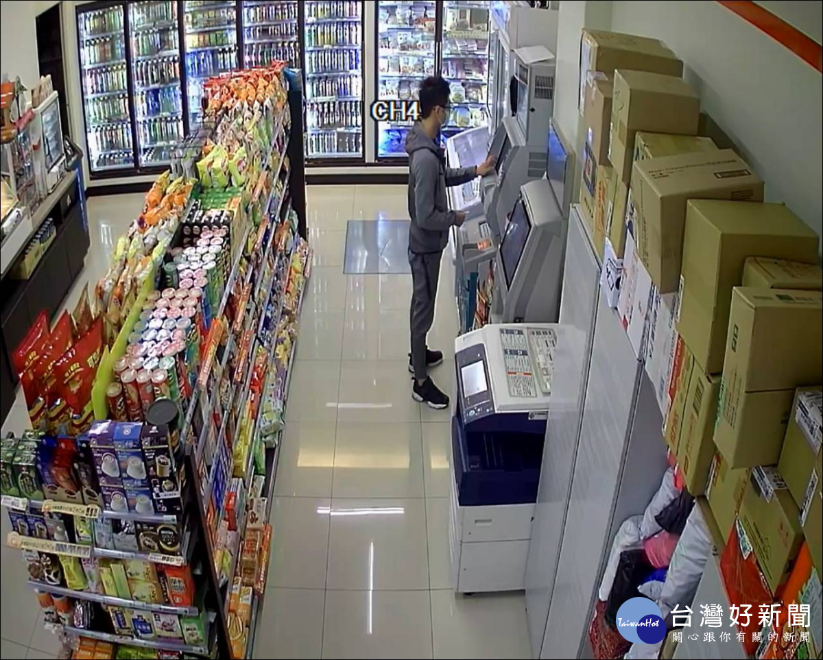 陳姓男子涉嫌擔任詐騙集團的車手,陸續在大園地區多間超商內提領詐騙款項30多萬元。