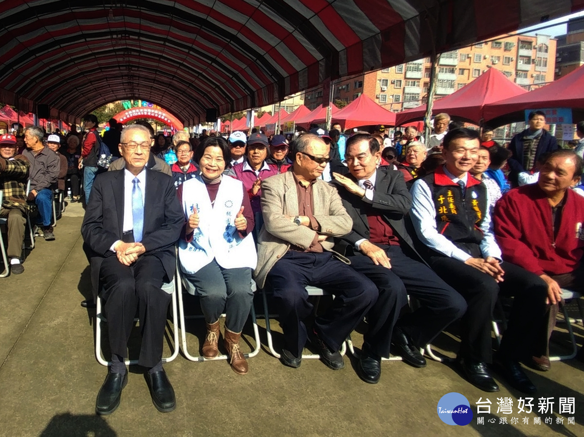 楊麗環坐在主席吳敦義旁,要吳主席的光環加持爭取選民認同