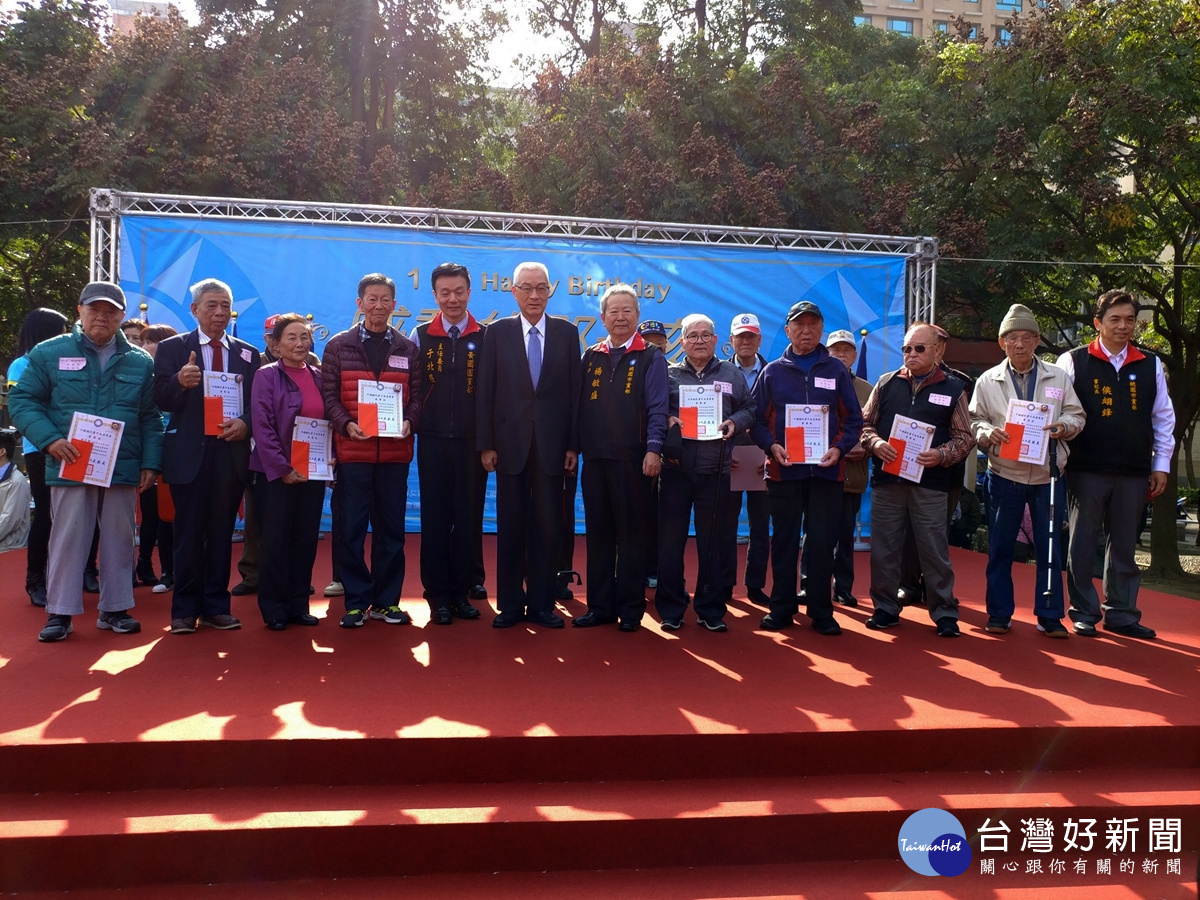 國民黨頒發黨齡60及70年的黨員證書,請吳敦義主席頒發後合影