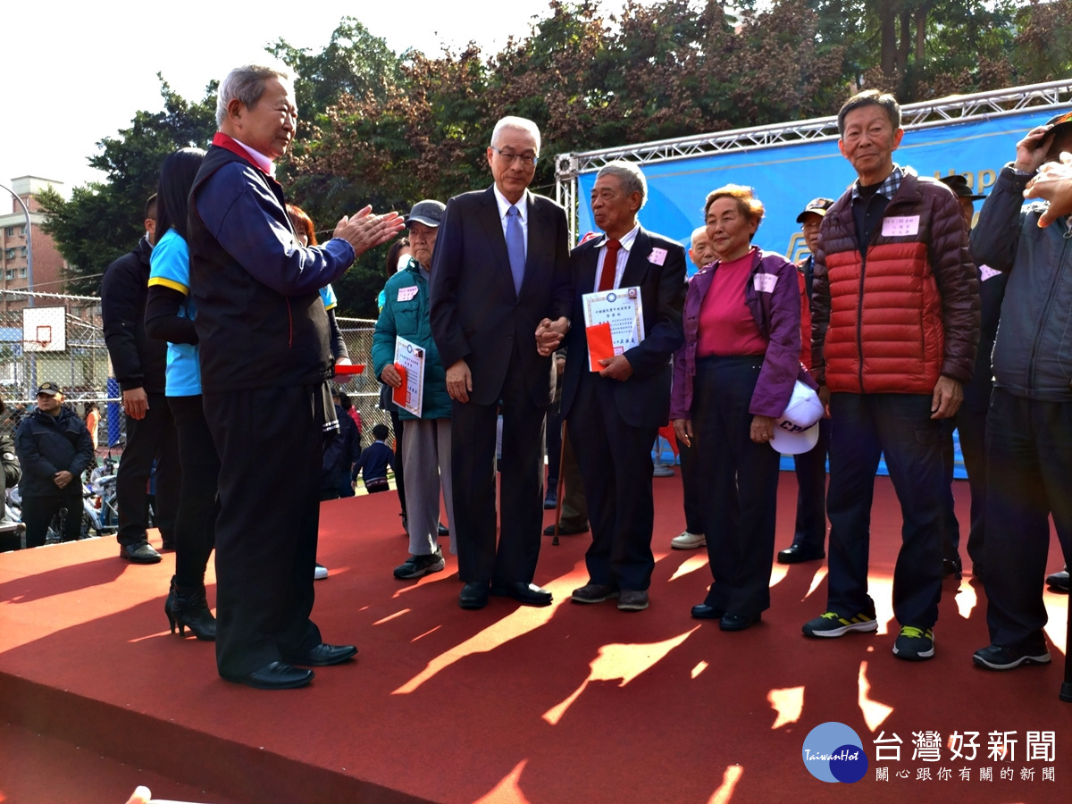 國民黨頒發黨齡60及70年的黨員證書，請吳敦義主席頒發後合影