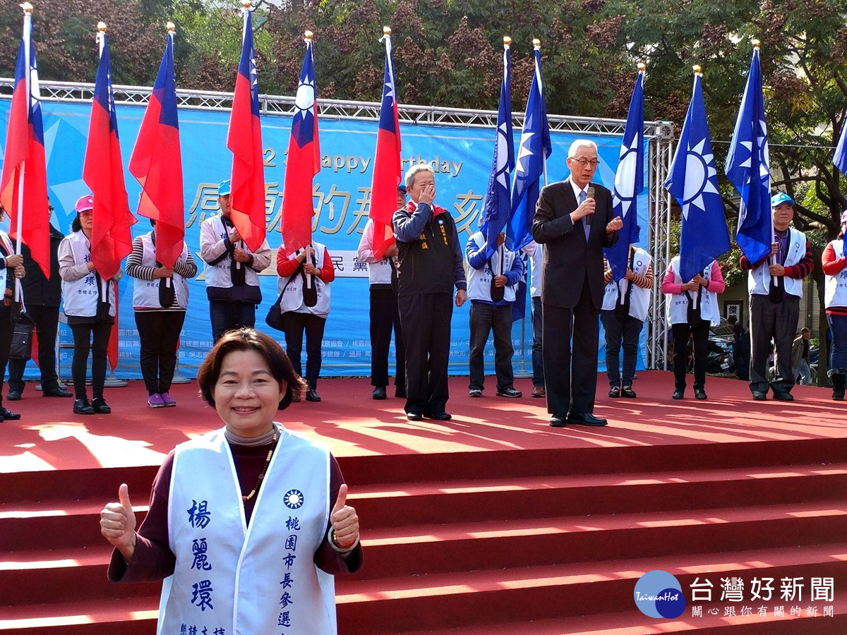 前立委楊麗環在會場辛苦拉票爭取選民的支持還不忘站在主席台前曝光
