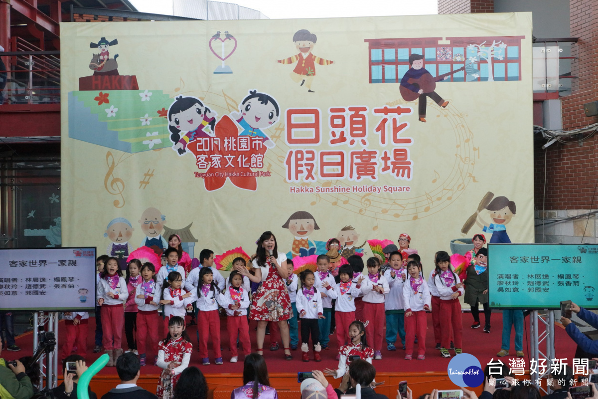 廖秋玲老師與哈客寶貝兒童歌謠班表演
