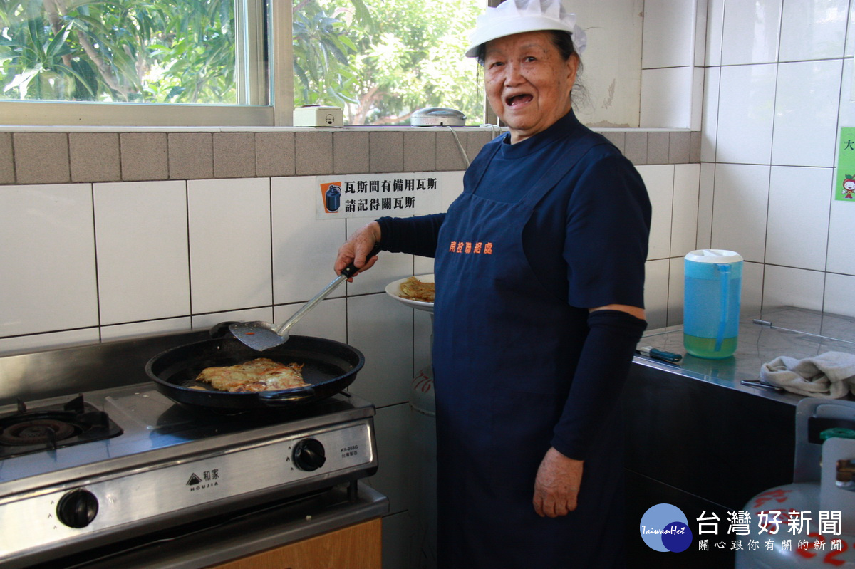蔡柳從不會做菜學到負責千人膳食的功力。(記者扶小萍攝)