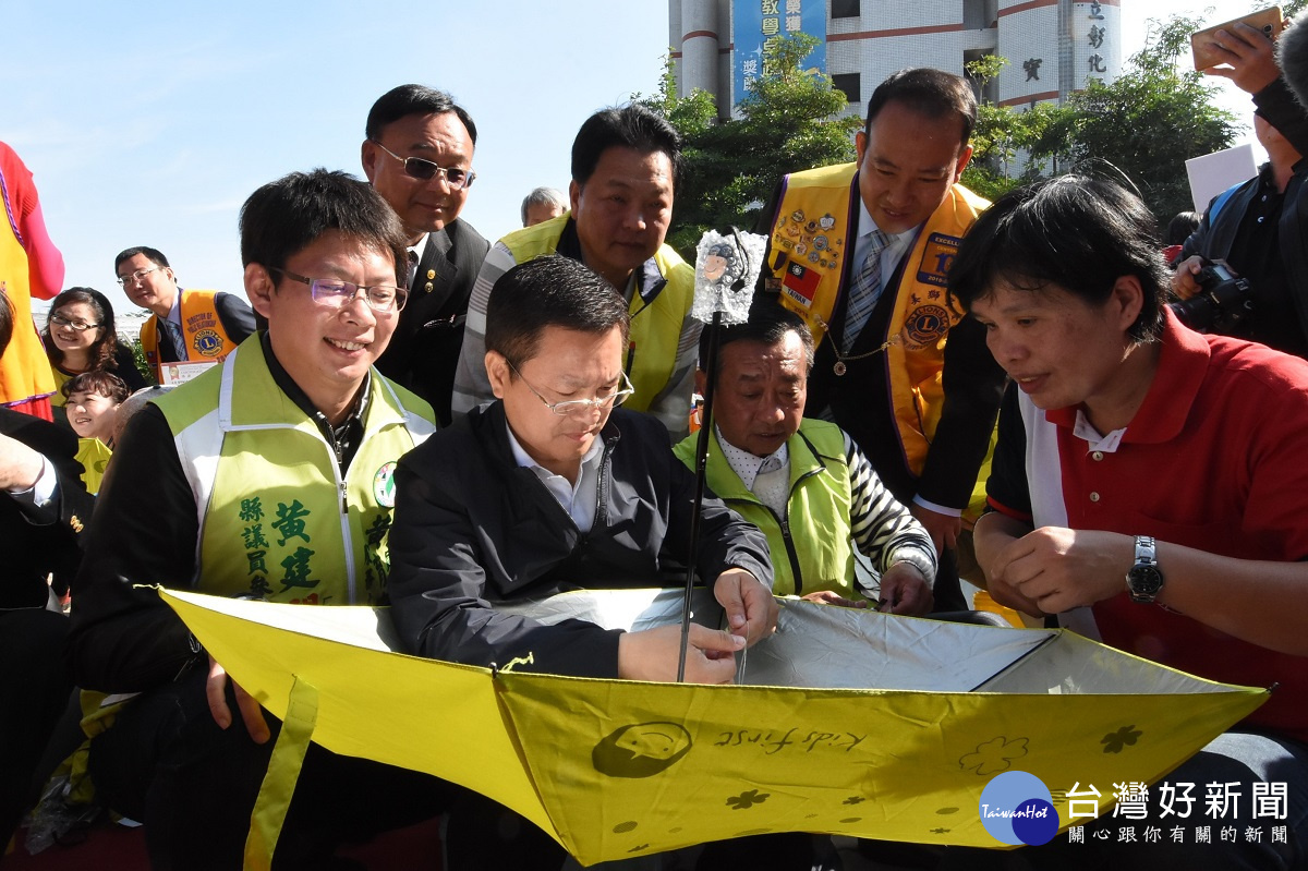 彰化縣長魏明谷體驗過去縫傘甘苦生活。