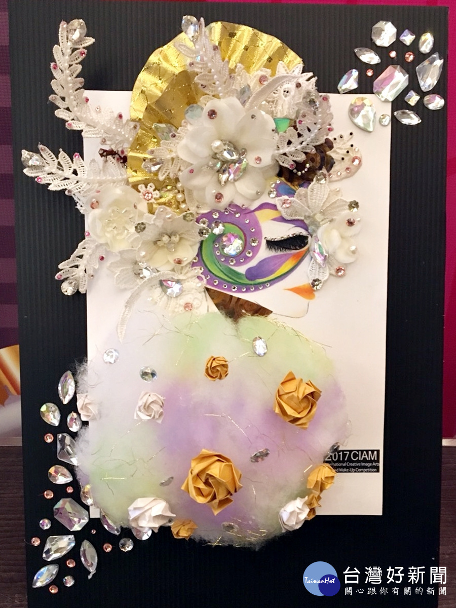 郭棋涵同學的創意紙圖作品以「迷濛風」的設計風格為主體，利用棉花、緞花、羽毛、鑽片等元素，打造出一種活潑且貴氣高雅的彩妝風格