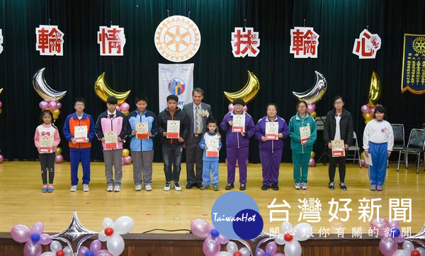 社長王朝信等人頒發助學金,鼓勵學童專心向學,奮發進取完成學業,期成長後能秉持大愛精神回饋社會。(記者陳昭宗拍攝)