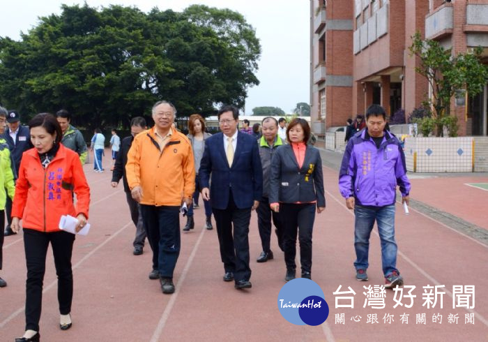 桃園市長鄭文燦,履勘大勇國小「操場田賽PU場地地坪整修、溝蓋更新及環境改善工程案」。