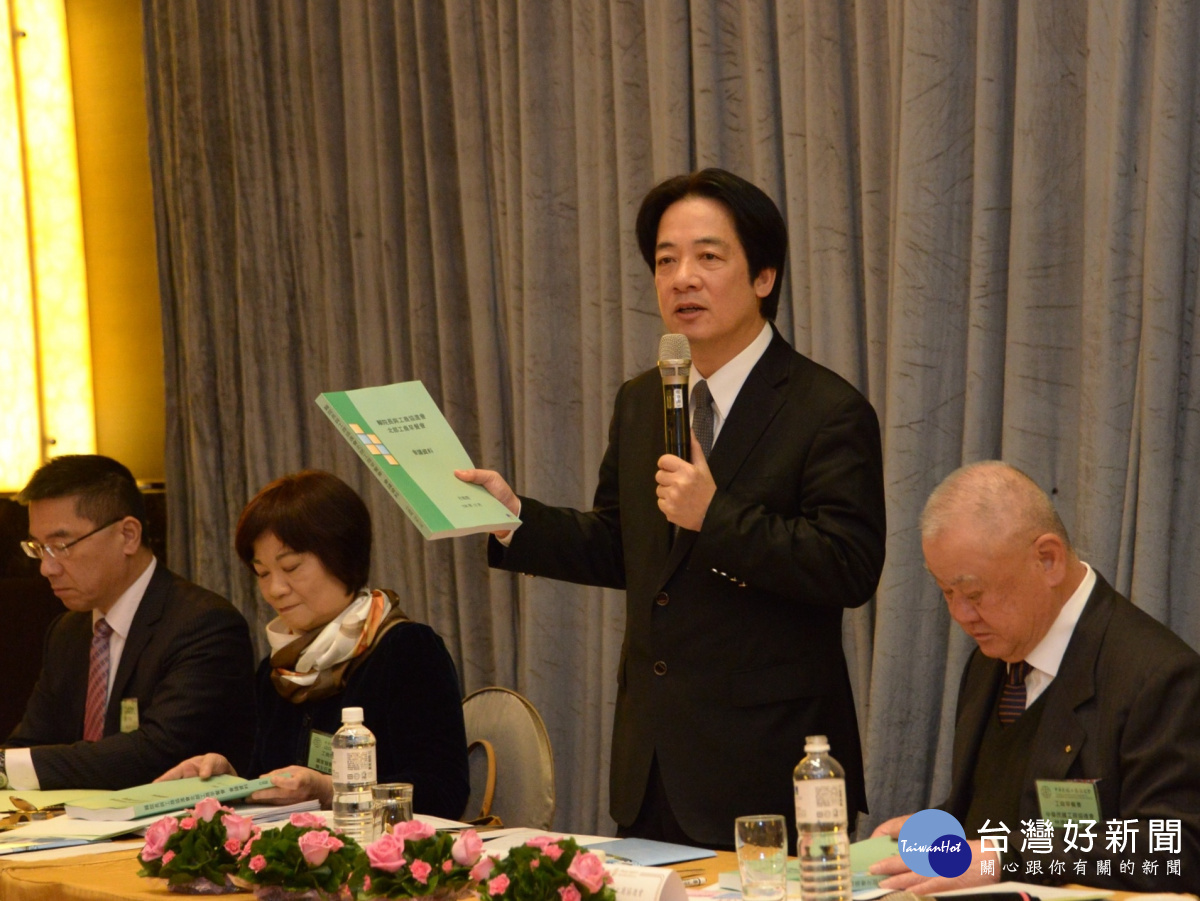 賴清德與大老闆吃「高級早餐」籲提高起薪 勞團丟饅頭抗議(圖/行政院提供)