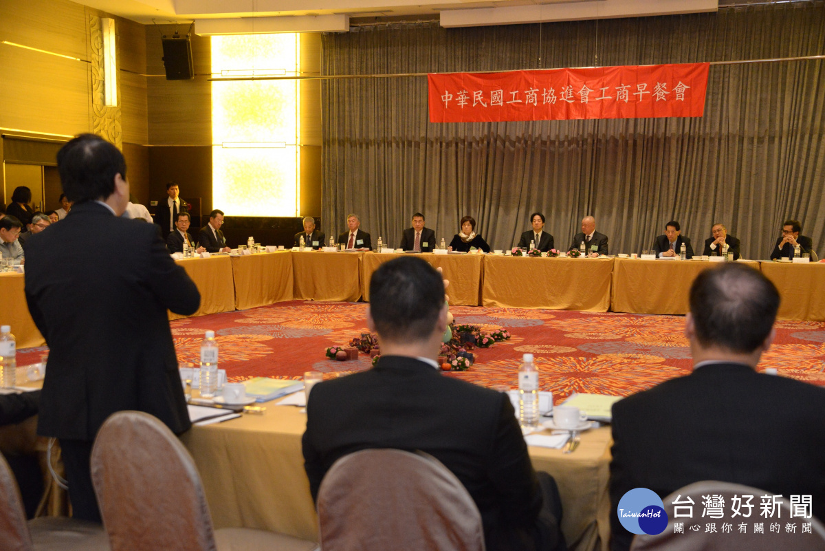賴清德與大老闆吃「高級早餐」籲提高起薪 勞團丟饅頭抗議(圖/行政院提供)