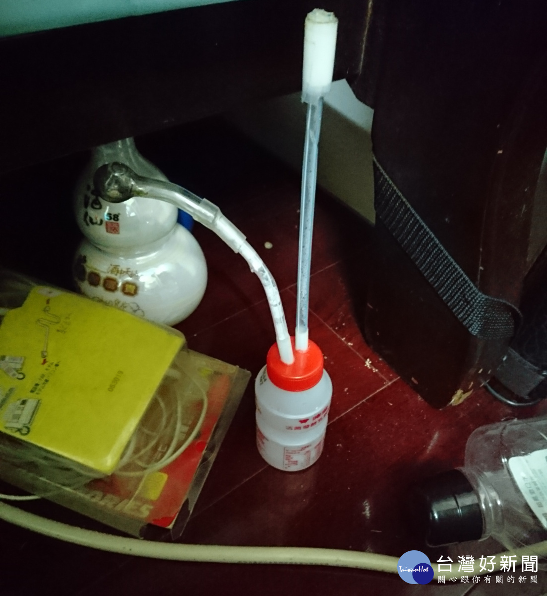 查獲毒品吸食器1組、安非他命1包0.3公克,全案訊後依毒品、妨害公務罪嫌移送偵辦。