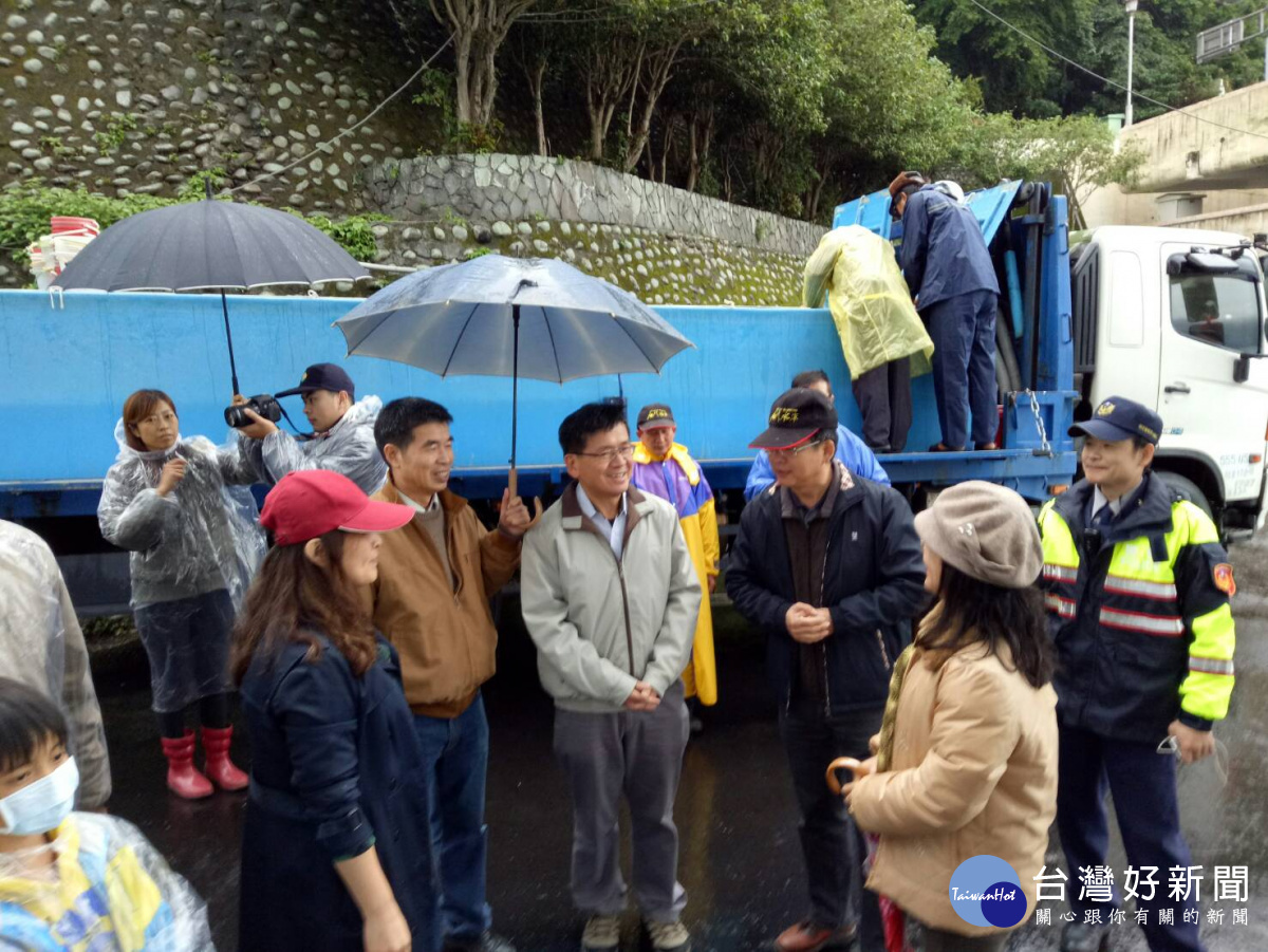 圖:石門水庫大壩進行魚苗放流,由北水局長主持,並邀三坑及石門國小的學生參加。(記者陳寶印攝)
