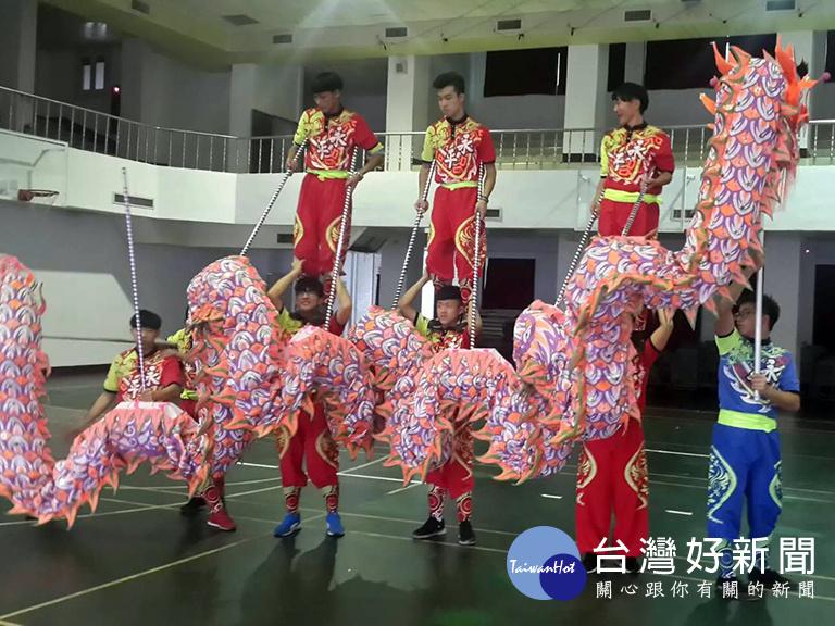 圖說:永平工商成軍三年的龍隊演出氣勢翻騰的舞龍陣仗。