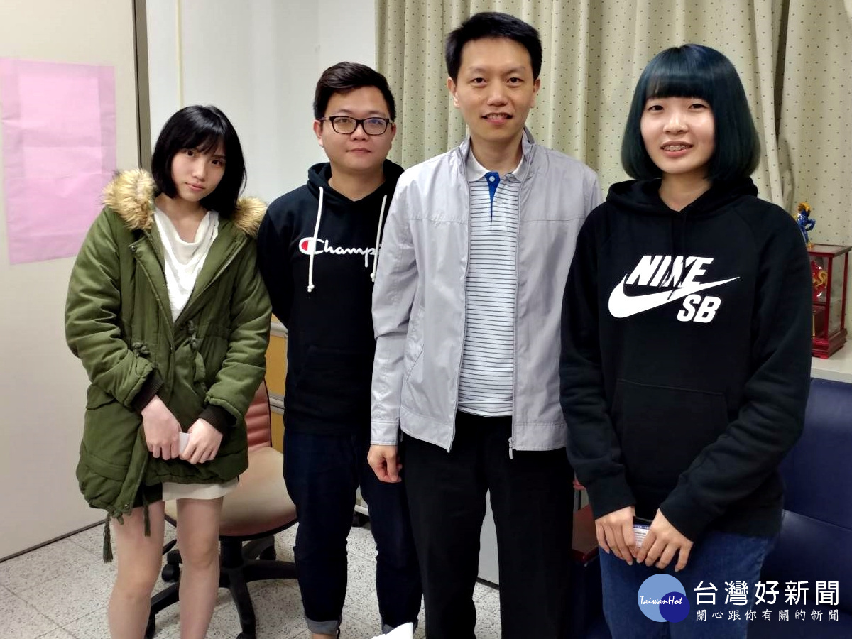 徐廷瑋(左二)和日月光產學專班的導師與同學合影