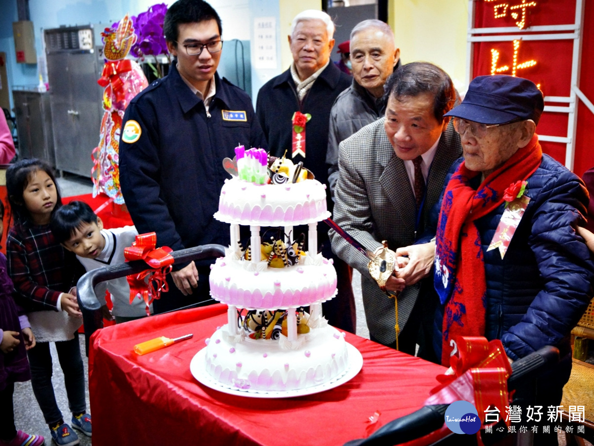 八德榮家百歲人瑞過生日 蔡總統頒贈壽屏及壽桃祝賀