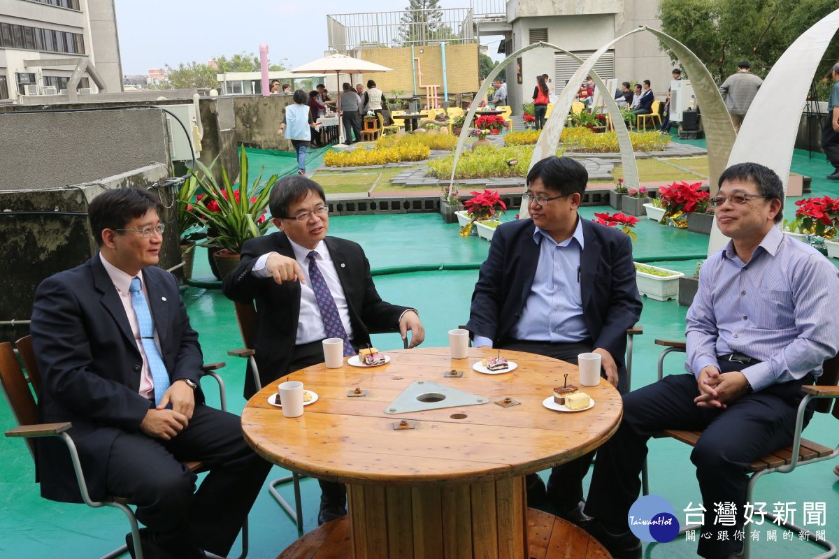 代理市長李孟諺等人於綠屋頂享受下午茶。