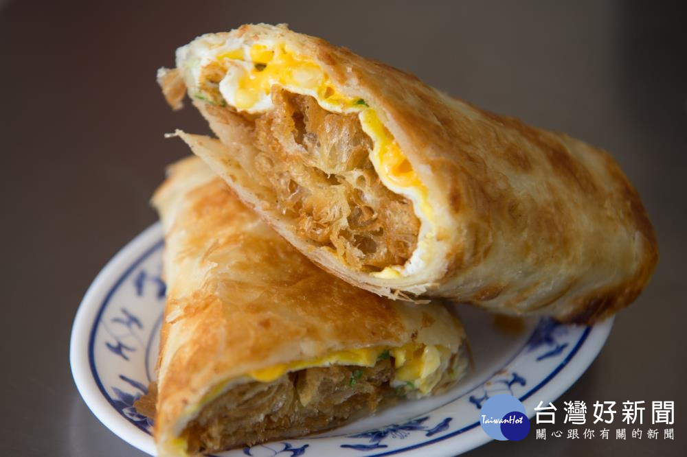 燒餅油條是店內的招牌產品,Q嫰有嚼勁的燒餅包著香酥的油條,嚼著嚼著滿嘴都是麵餅香,不管是搭香濃甜豆漿或料多味美鹹豆漿都是絕配。