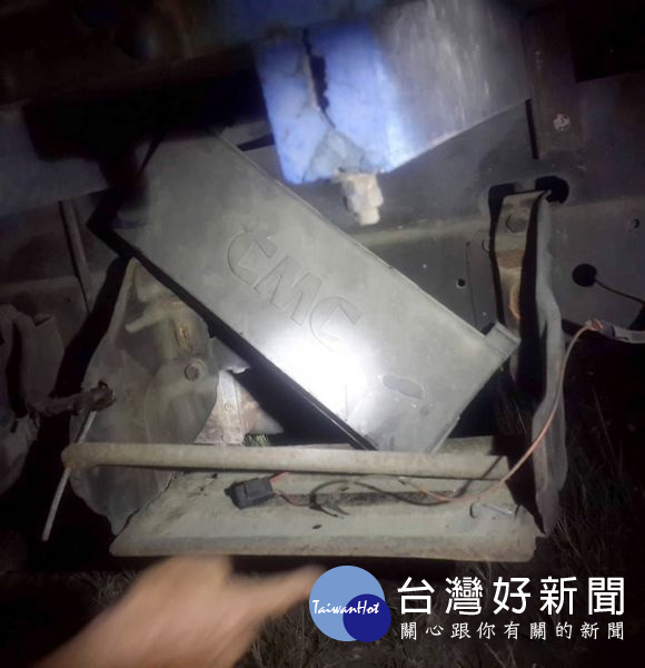 被害人發現停放路邊的小貨車電瓶遭竊,立即向北港警分局報案。(記者陳昭宗拍攝)