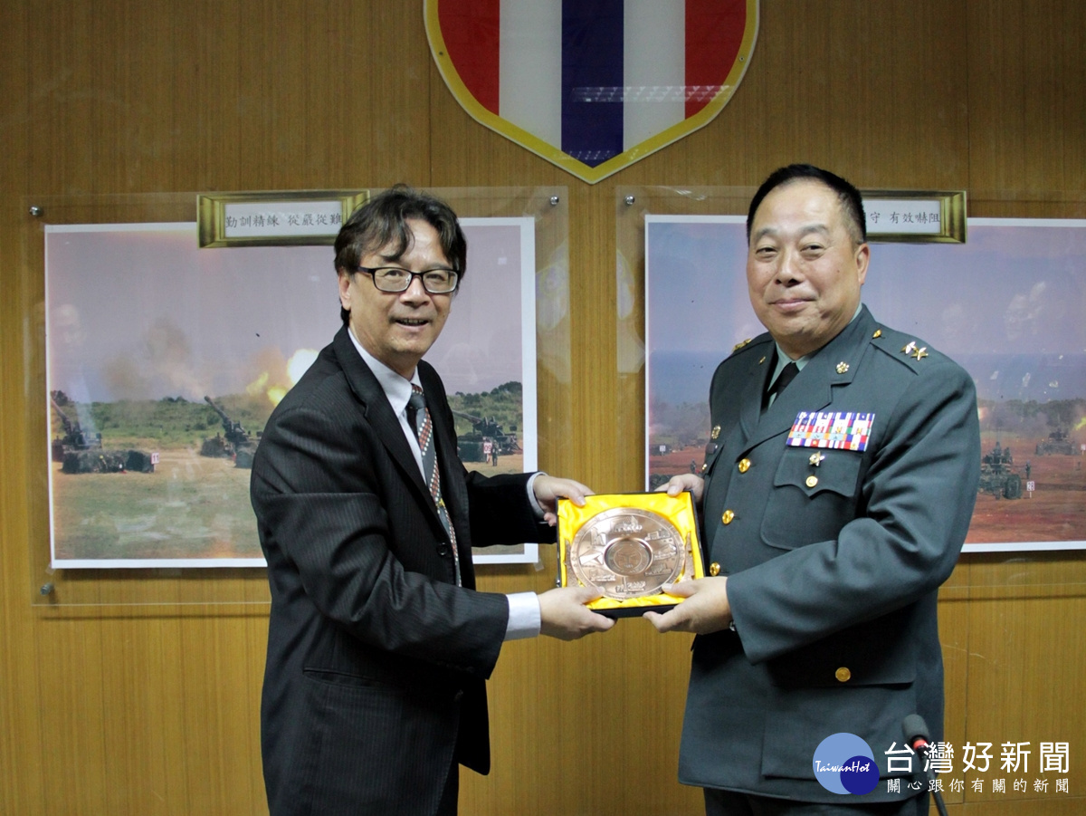 六軍團指揮官徐衍璞中將與元智大學校長吳志揚共同為「元智大學龍勝營區教學點」揭牌後互贈紀念品