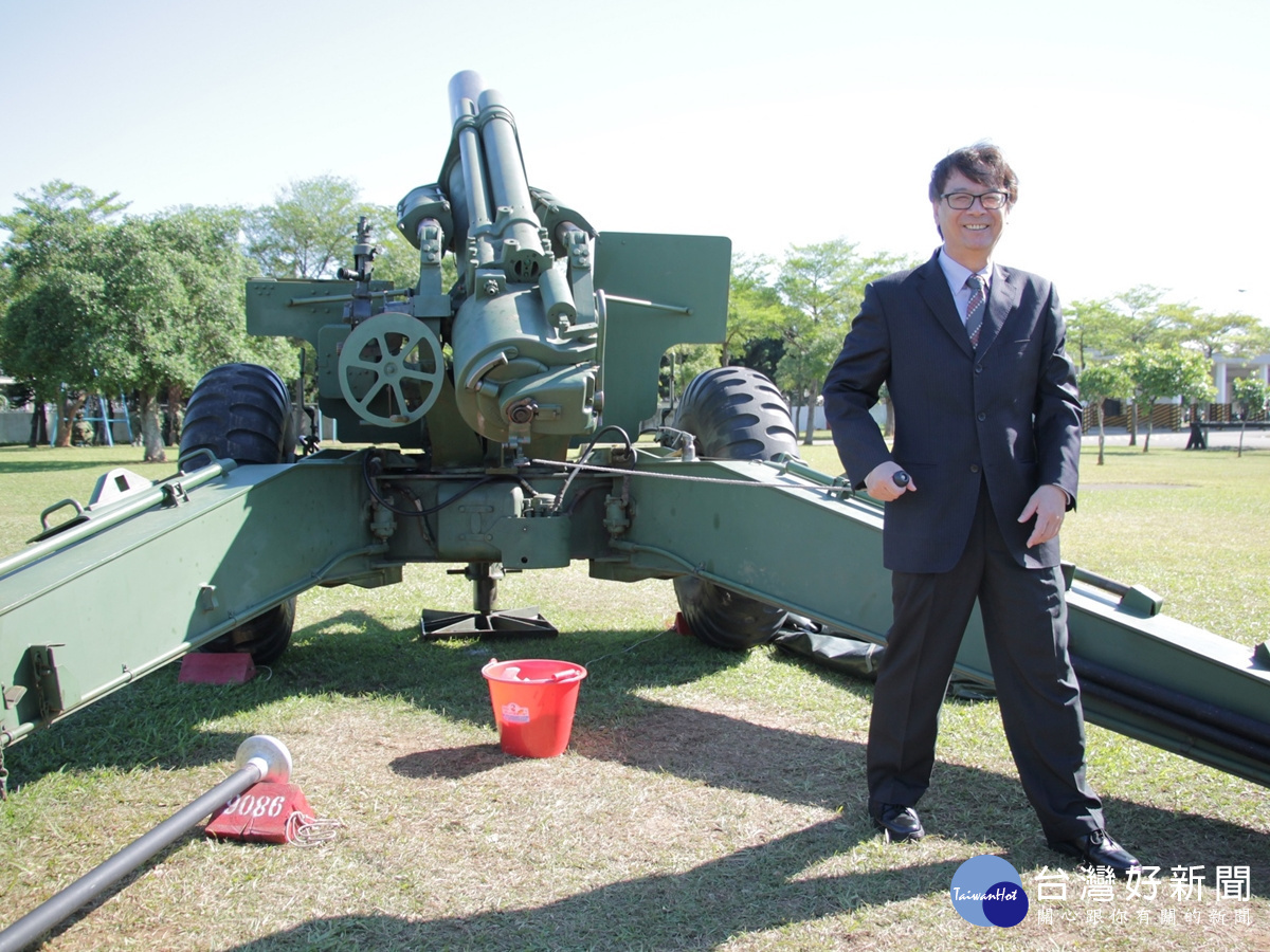 元智大學校長吳志揚參觀龍勝營區內的榴砲並模擬發射砲彈