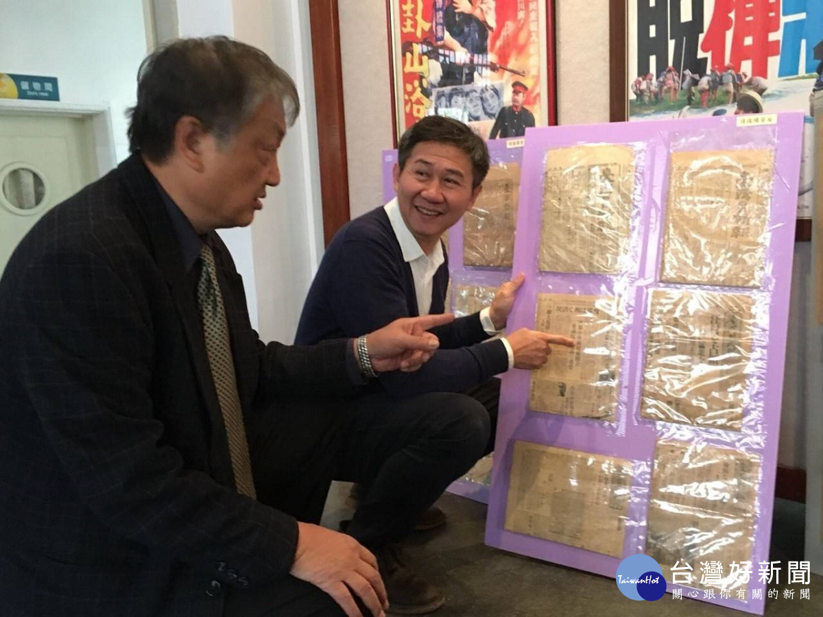 縣政顧問陳慶芳(左),介紹說明珍藏的歷史背景,右為文化局局長陳文彬。