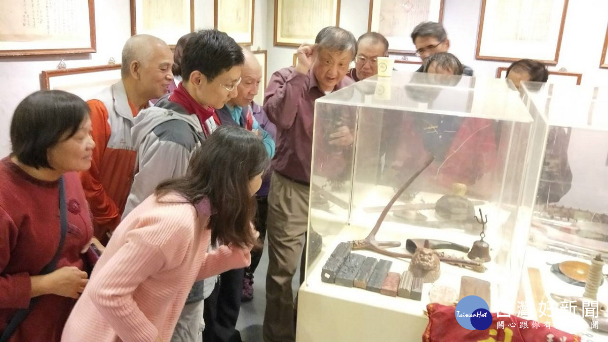 縣政顧問陳慶芳向參觀民眾介紹說明珍藏的古早彰化人生活懷舊器物。