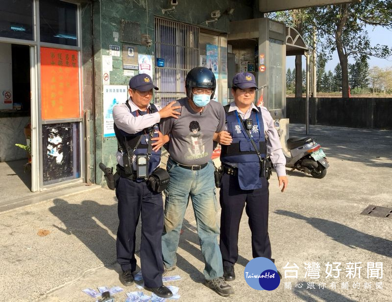 警方出動優式警力阻擋搶匪逃逸，行動過程逼真，洽公民眾誤以為真的發生搶案，紛紛爭相閃避。（記者陳昭宗拍攝）