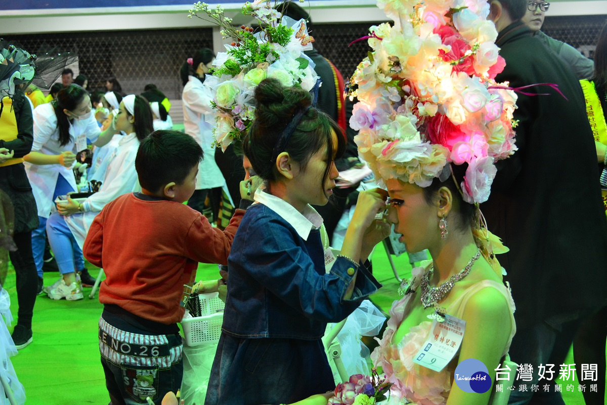 2017台灣世界盃髮型美容美睫美甲紋繡比賽，現場參賽的小朋友專注投入。