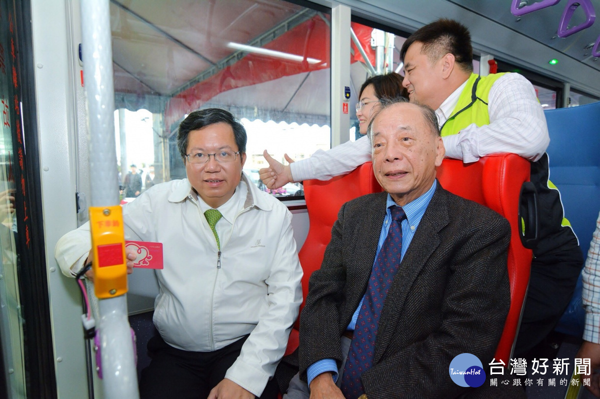 桃園市長鄭文燦,出席「環北站A21至中壢火車站A23間市區客運路線乘車優惠記者會」。