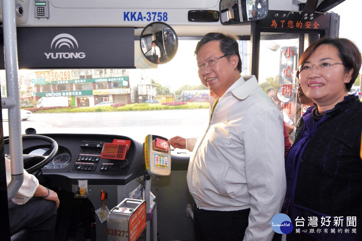 鄭市長表示,實施中壢火車站至機場捷運A21環北站的公車免費優惠,有4家客運業者參加營運。