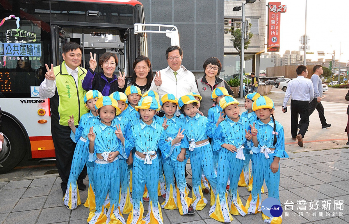 鄭市長表示，市府會持續完善捷運、公車、YouBike、轉乘優惠相關政策。