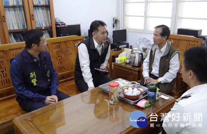 北港分局長李憲蒼(左2)與巨人高中校長林山章(右2)共同呼籲推動反毒的決心。（記者陳昭宗拍攝）