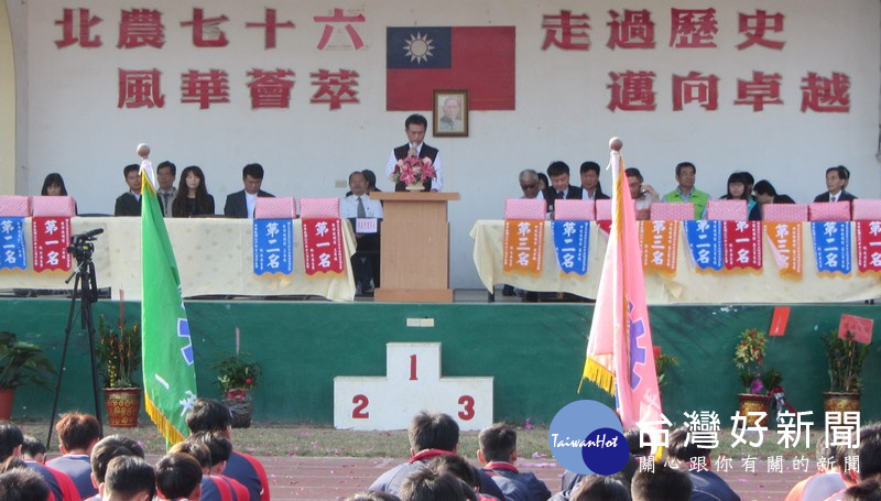 北港農工歡慶76週年校慶,學弟妹以優異的表現迎接返回母校的學長姐,場面歡樂溫馨。(記者陳昭宗拍攝)