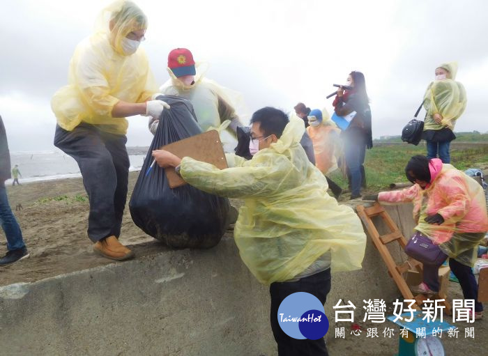 環保局淨灘活動地點,選在大園區新街溪出海口附近的沙灘。