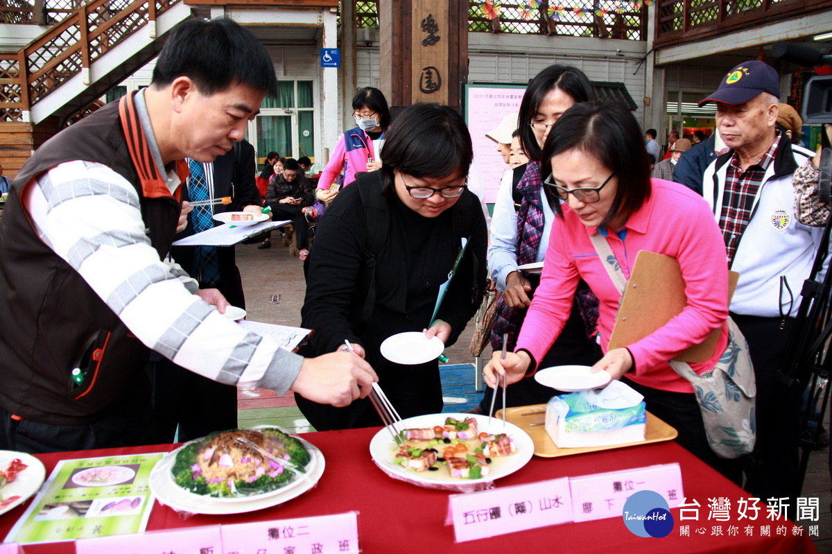 評審就各家政班與參賽者山藥美食進行評審。（記者扶小萍攝）