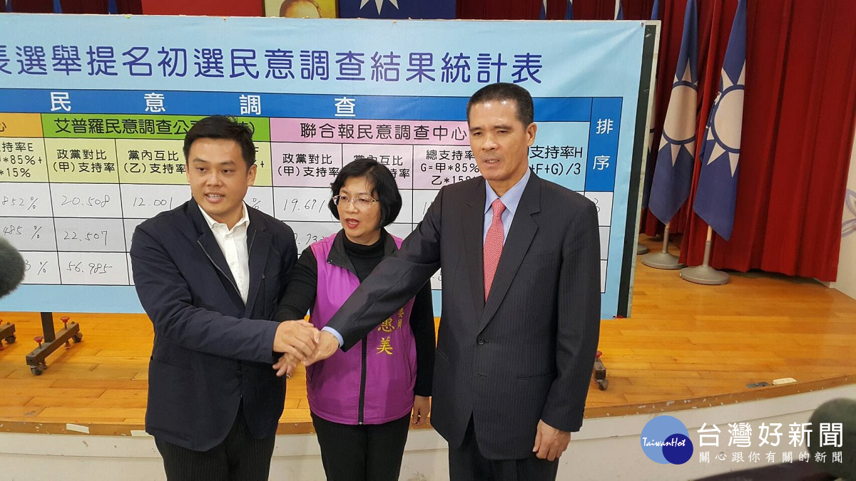 吳明哲由胞弟吳明倫出席(左)、立委王惠美(中)、楊福地(右)